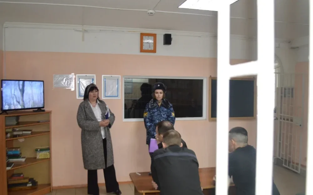 В колонии № 2 Брянска прошла встреча осужденных с представителем отделения соцфонда 