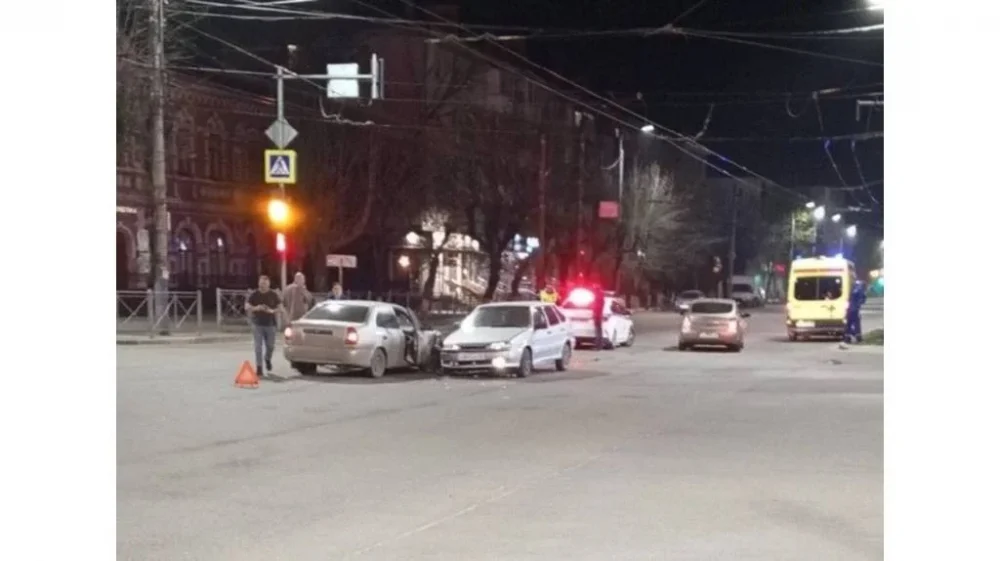 Ночью в Бежицком районе Брянска столкнулись две легковушки