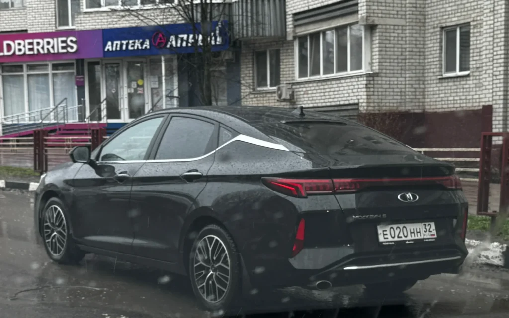 Брянских чиновников начали пересаживать на российско-китайские «Москвичи»