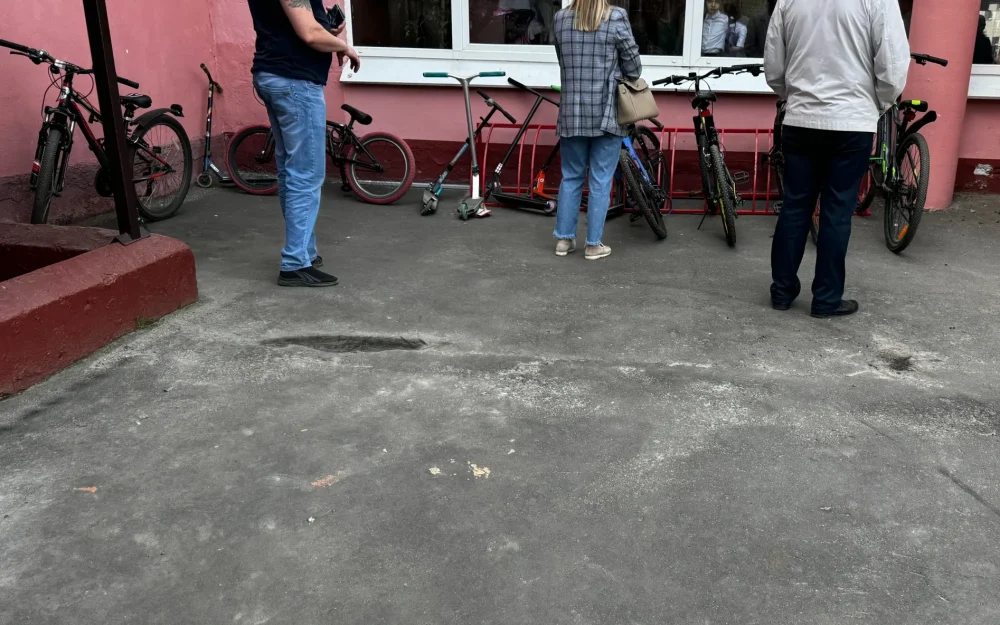 Руководители брянских школ выкинули велосипеды детей за забор