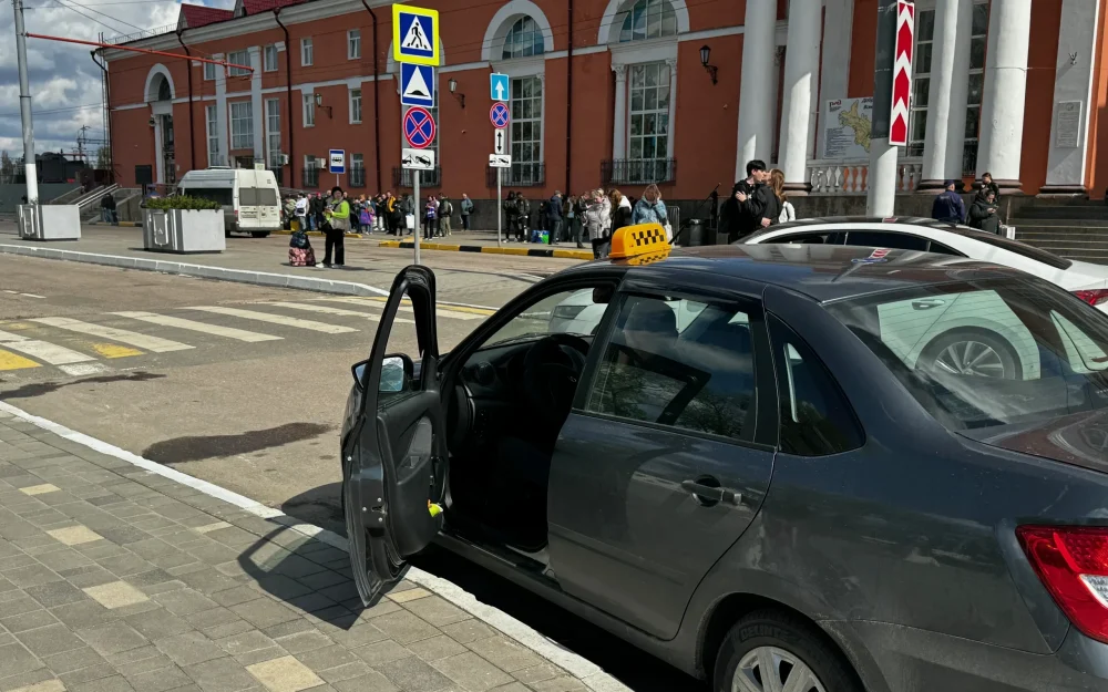 Железнодорожный вокзал в Брянске стал для пассажиров такси аномальной зоной