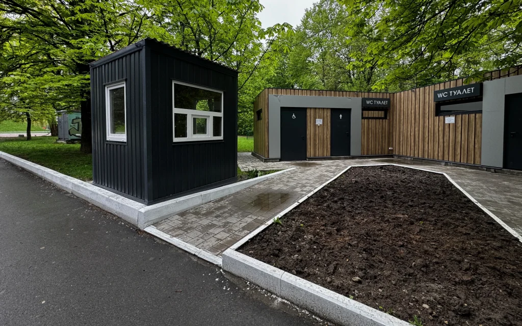 В центральном парке Брянска появилось новое черное сооружение