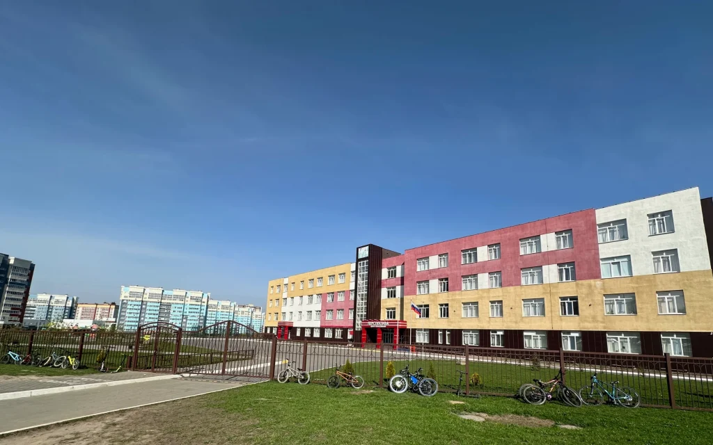 Руководители брянских школ выкинули велосипеды детей за забор