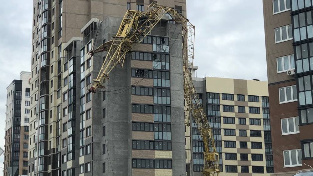 Видео падения крана на строящийся дом заинтересовало правоохранителей