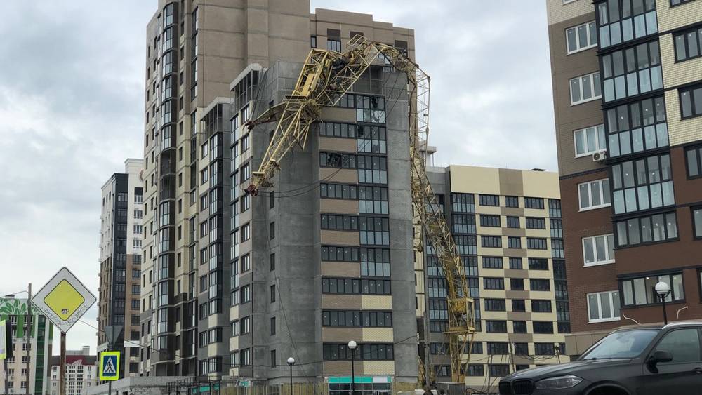 Упавший на дом кран в Брянске привлек внимание лишь зевак