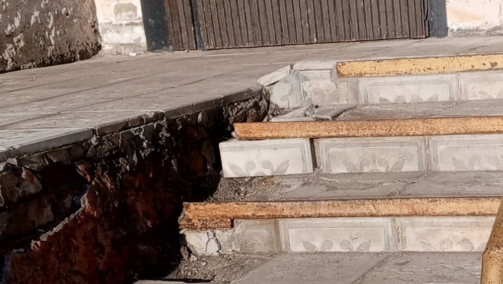В Брянске жильцы многоэтажки пожаловались на разваливающиеся ступеньки и опасный пандус