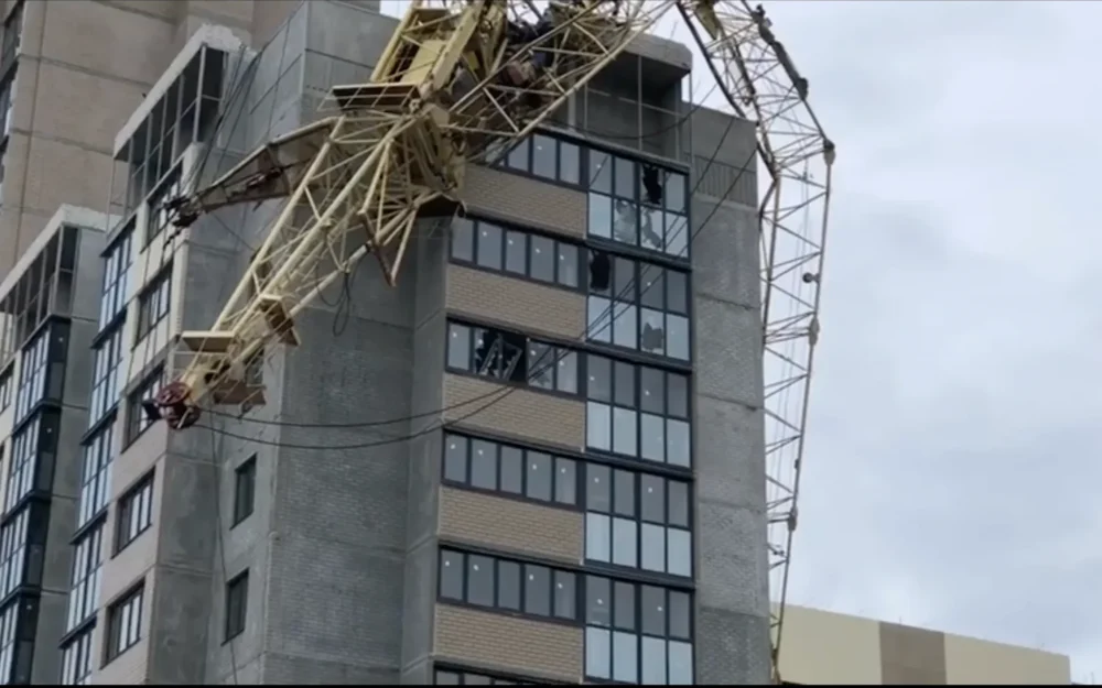 Появилось видео с места падения строительного крана на дом в Брянске