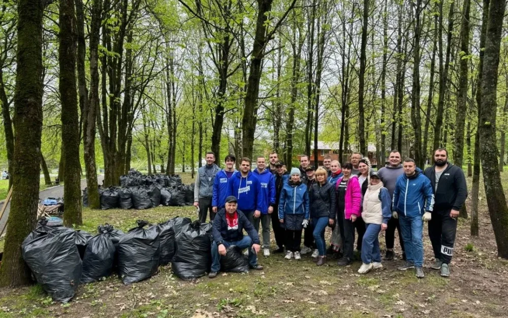 Брянские единороссы и молодогвардейцы провели субботник на Кургане Бессмертия