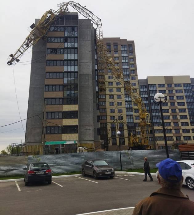 Упавший на дом кран в Брянске привлек внимание лишь зевак