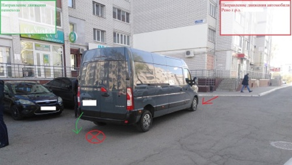 В Брянске микроавтобус и легковушка задним ходом сбили двух пенсионерок