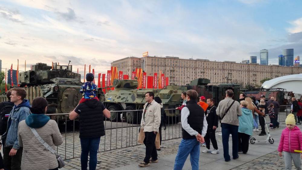 Накануне открытия выставки военной техники брянцы оценили танки неофашистов