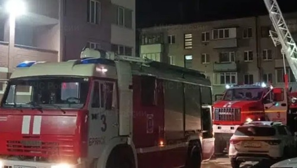 В Брянске из горевшей многоэтажки на улице Челюскинцев эвакуировали 19 жильцов