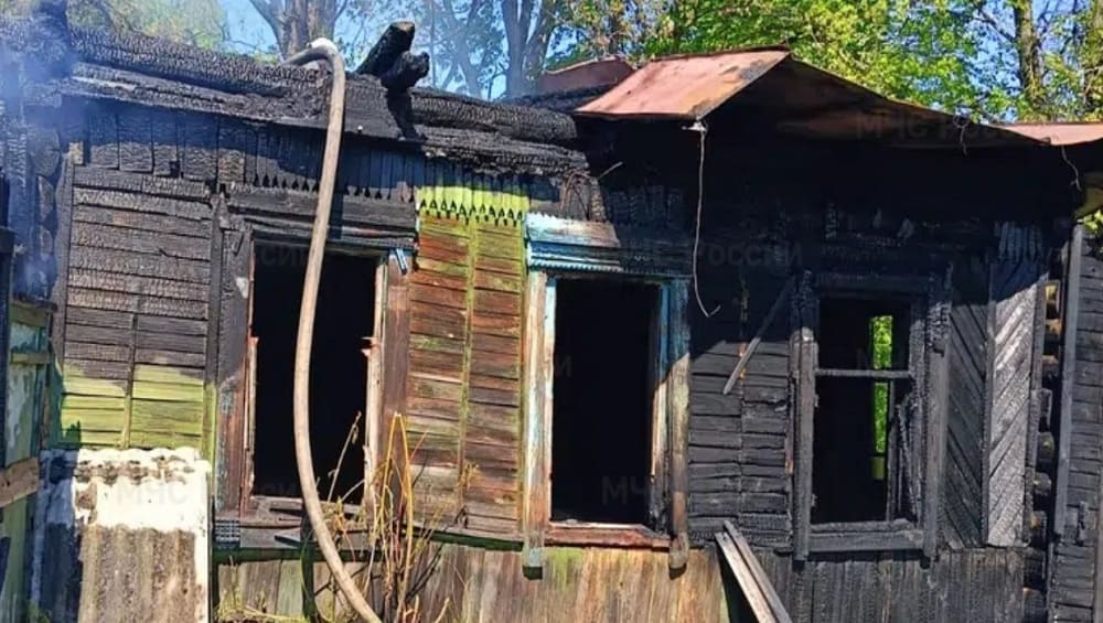Под Почепом Брянской области при пожаре в жилом доме погиб 56-летний мужчина