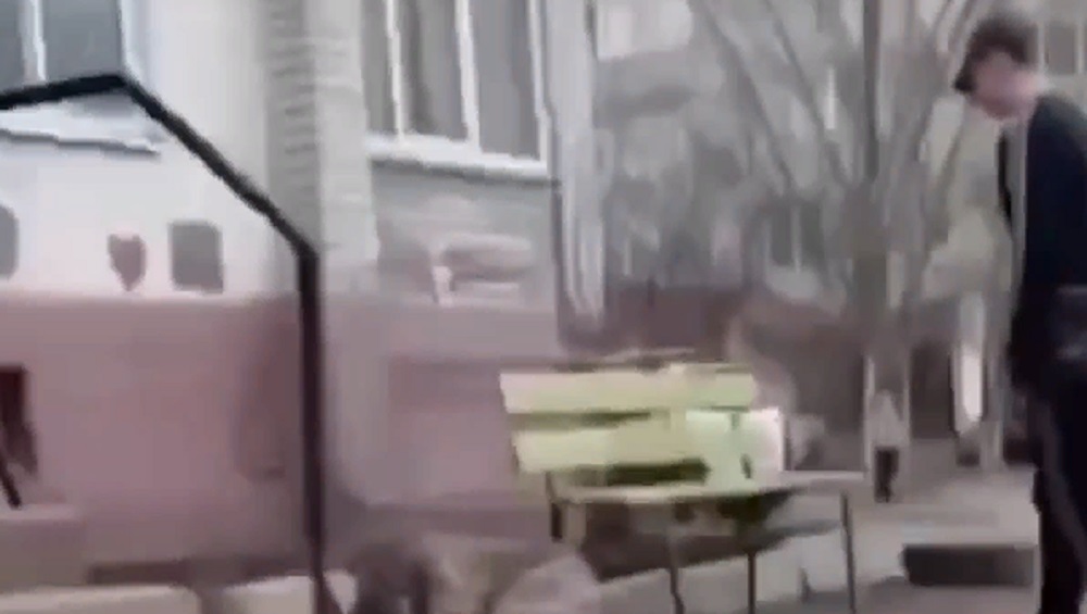 В Брянске во дворе дома подростки избили ногами незнакомого мужчину