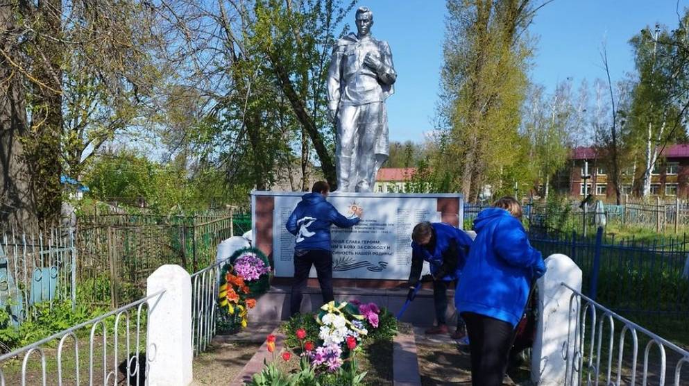 Комаричские и Фокинские единороссы благоустроили воинские мемориалы