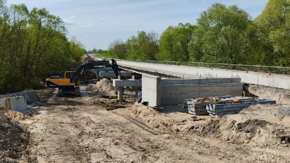 В Навлинском районе брянские дорожники завершат ремонт моста через реку Крапивну