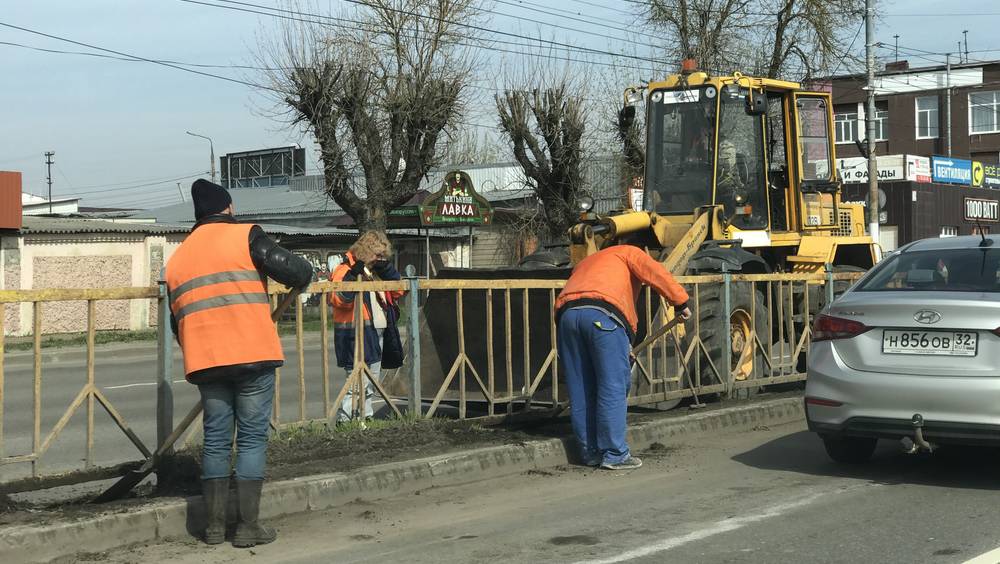 В Брянске дорожники начали убирать грязь с проспекта Станке Димитрова