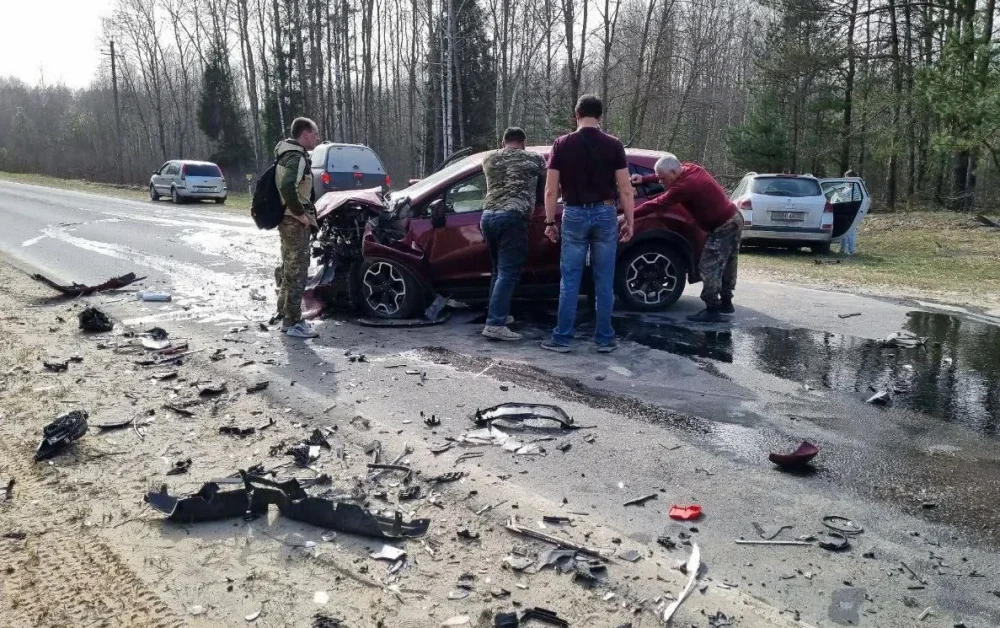 В жуткой аварии на дороге Сураж — Клинцы в Брянской области пострадали 3 человека