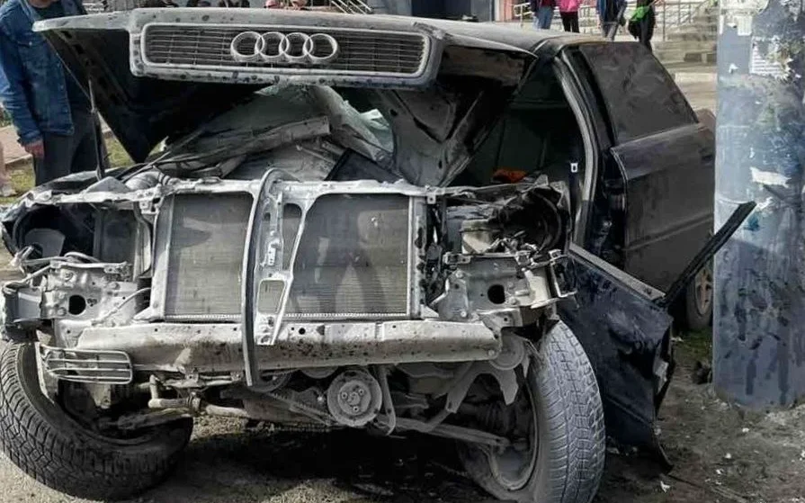 В Брянске произошло серьезное ДТП, легковушка влетела в столб и чудом не загорелась