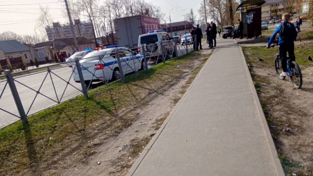 Появились новые фото ДТП в Брянске, где легковушка влетела в столб