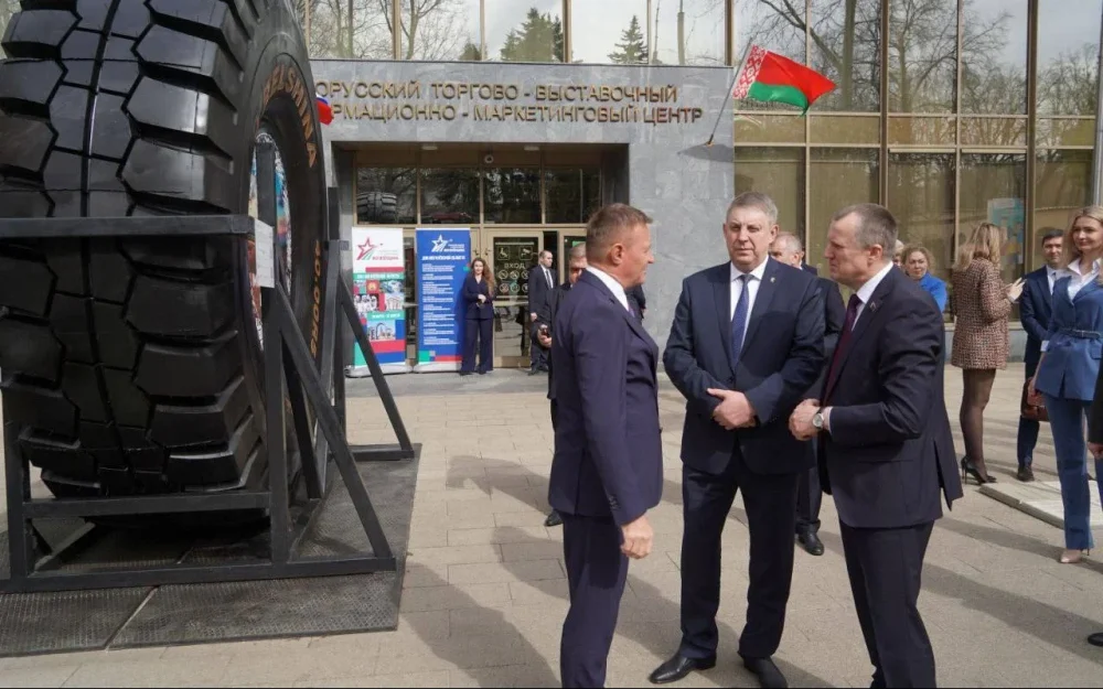 Брянский губернатор Александр Богомаз посетил белорусский павильон на ВДНХ