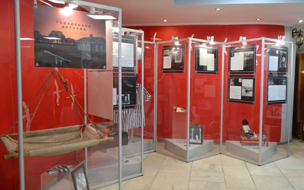 В Брянске открылась выставка Гомельского дворцово-паркового ансамбля «Украденное детство»