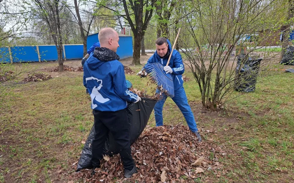Брянские единороссы провели субботник на территории Кургана Бессмертия
