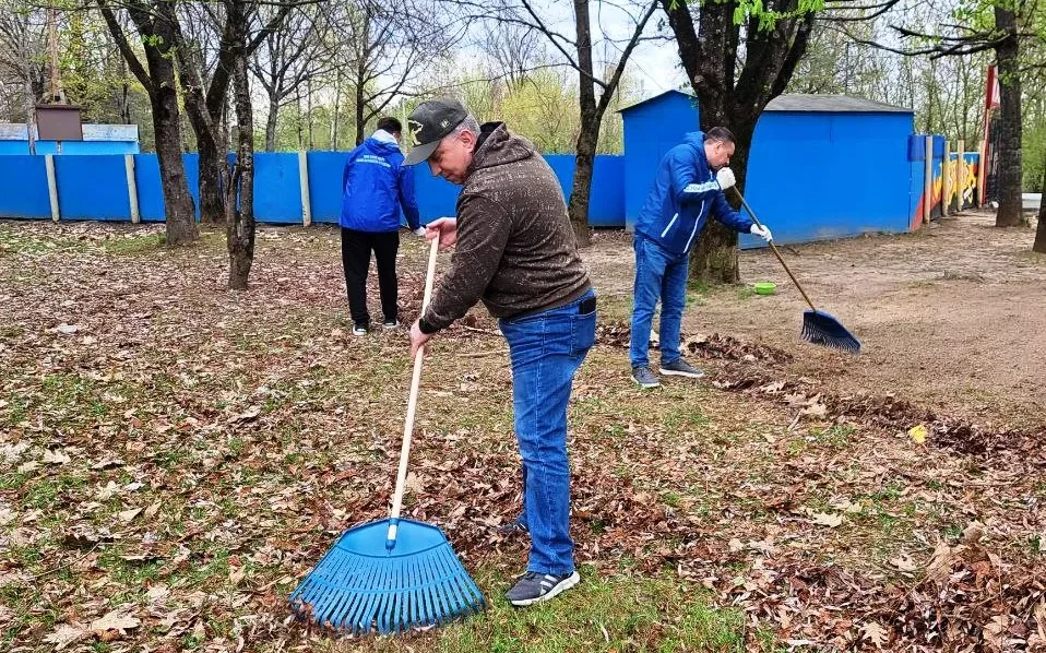 Брянские единороссы провели субботник на территории Кургана Бессмертия
