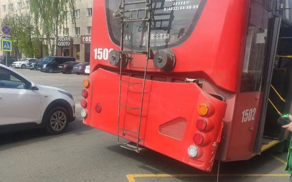 В Брянске на площади Ленина троллейбус зацепил ограждение на остановке