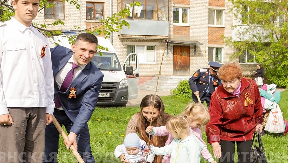 В Брянске победители конкурса «Семья года» посадили сад на пустыре по улице Котовского
