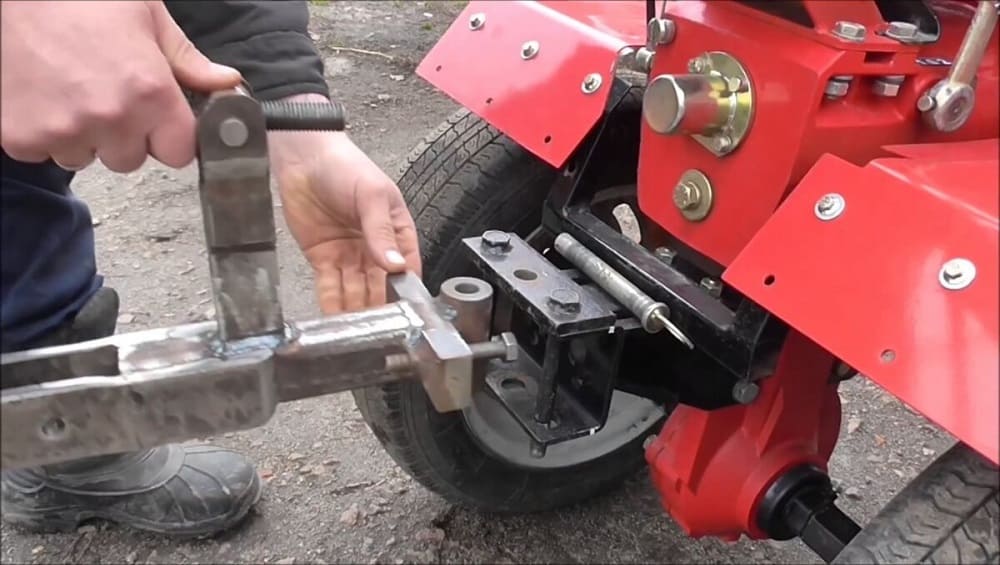 На брянской трассе водитель мотоблока покалечил ногу в ДТП с автомобилем