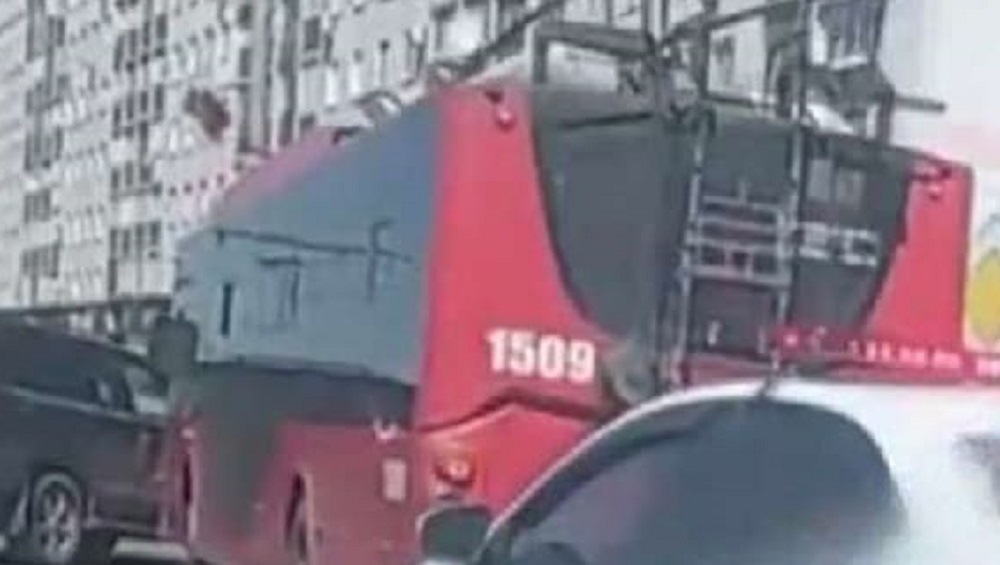 В Советском районе Брянска столкнулись внедорожник и красный троллейбус
