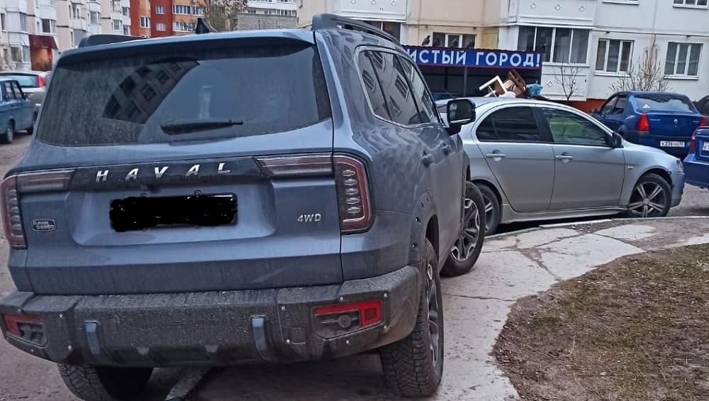 В Брянске водителя автомобиля Haval гаишники оштрафовали за стоянку на тротуаре