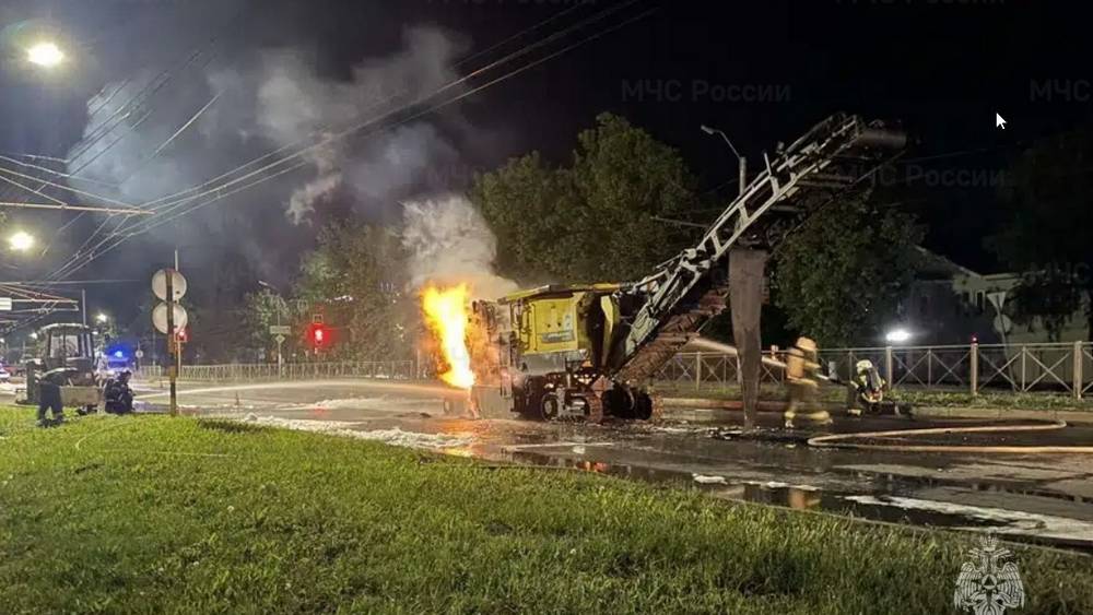 В Брянске загорелась фрезеровальная машина дорожников − один человек пострадал