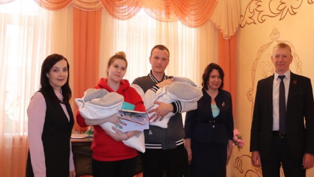 В Севске Брянской области власти поздравили молодую семью с рождением двойни
