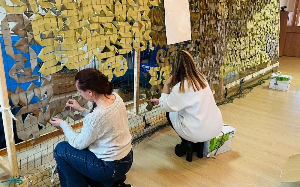 Брянские казначеи передали в зону спецоперации более 30 маскировочных сетей