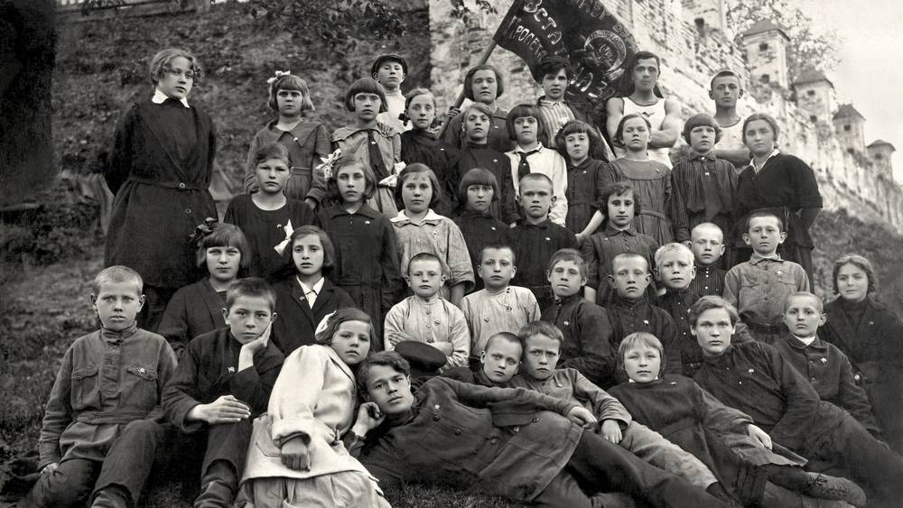 Что не так со 100-летним фото брянских пионеров