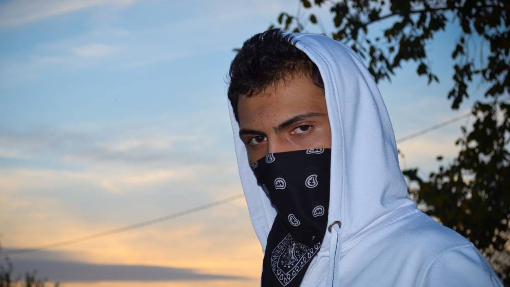 Возле брянских АЗС появились угрюмые люди в капюшонах