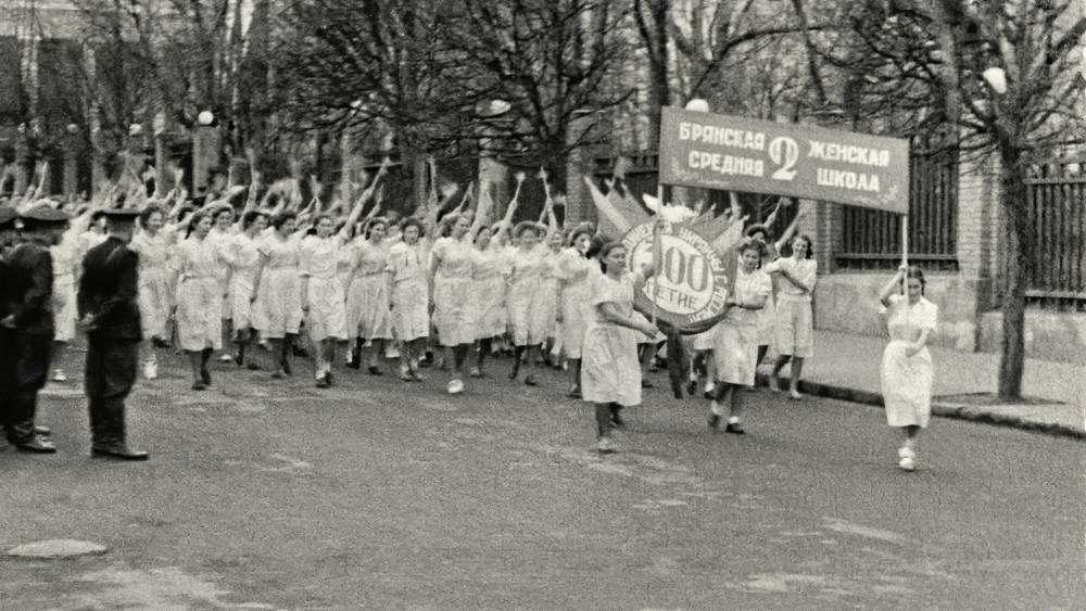 Фото Первомая 65-летней давности в Брянске напомнило о страусах