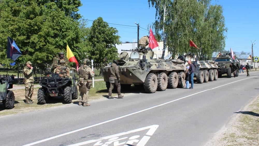 Парад военной техники прошел в Суземке, обстрелянной нацистами