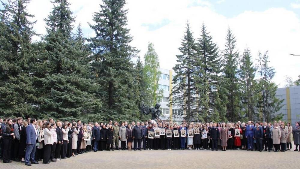 В Брянске перед БГУ прошел митинг «Поклонимся великим тем годам»