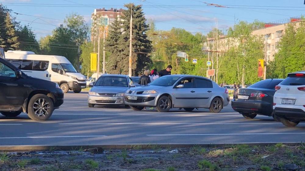 В Брянске на кольце у «Самолета» в ДТП автомобиль развернуло от удара