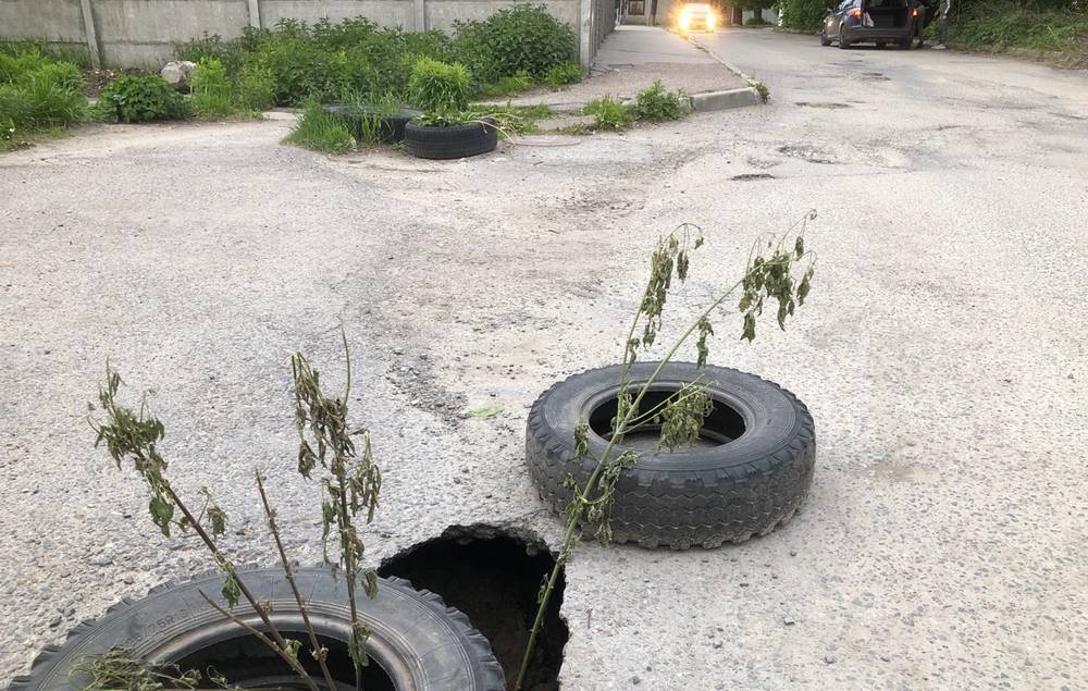 В Брянске возле центра «Фольксваген» образовался провал метровой глубины