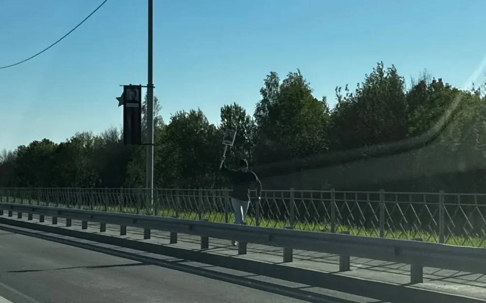 Житель Брянска в День Победы пробежал кросс с портретом ветерана ВОВ