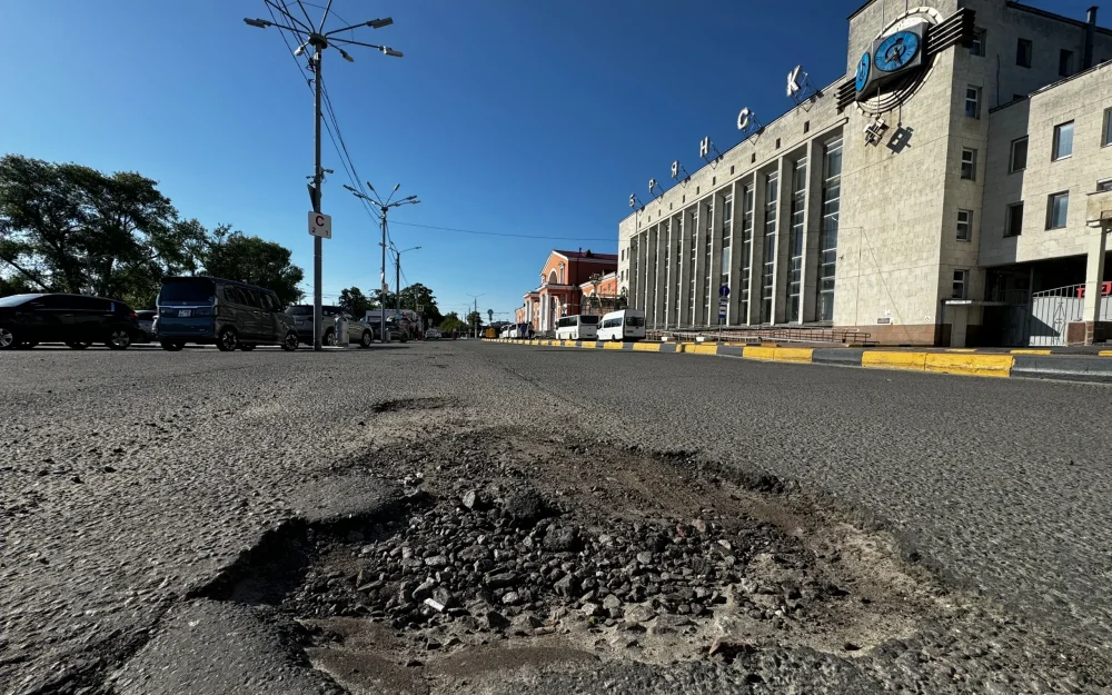 Брянские водители попросили избавить их от ям и очередей на парковке возле вокзала