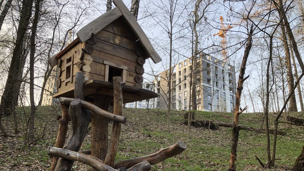 В брянском «Мегаполис-парке» домик для белочек стал украшением