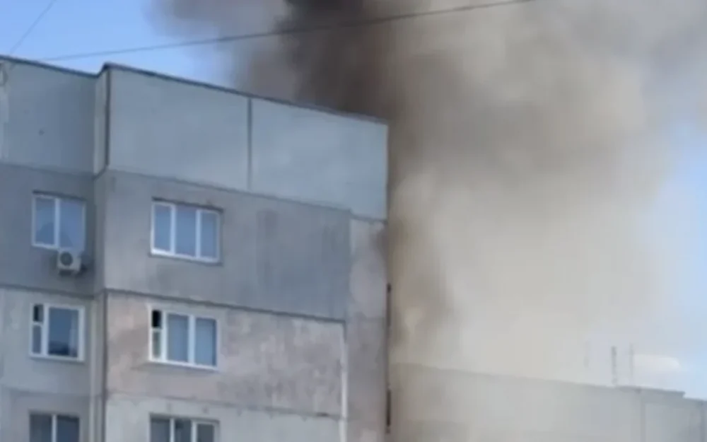 В многоэтажном доме Брянска начался сильный пожар