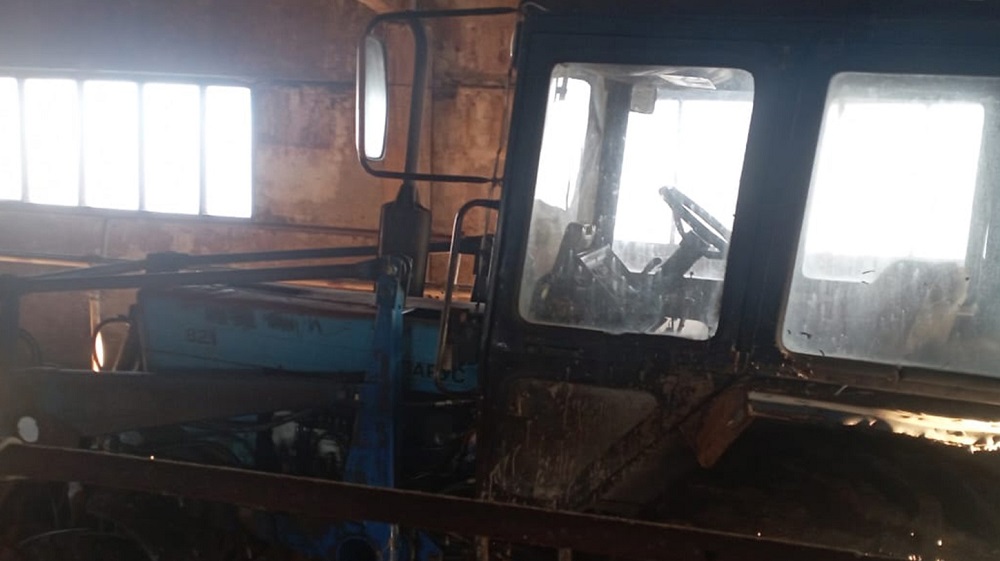 В Гордеевке двое парней отделались условными сроками за угон трактора с фермы