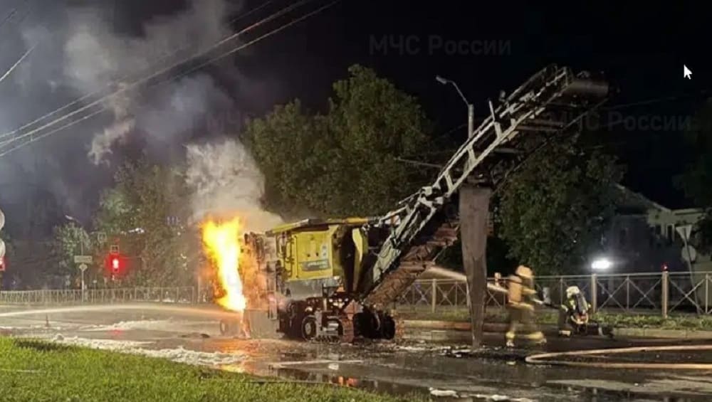 В Брянске на проспекте Московском сгорела фрезеровальная машина – пострадал человек