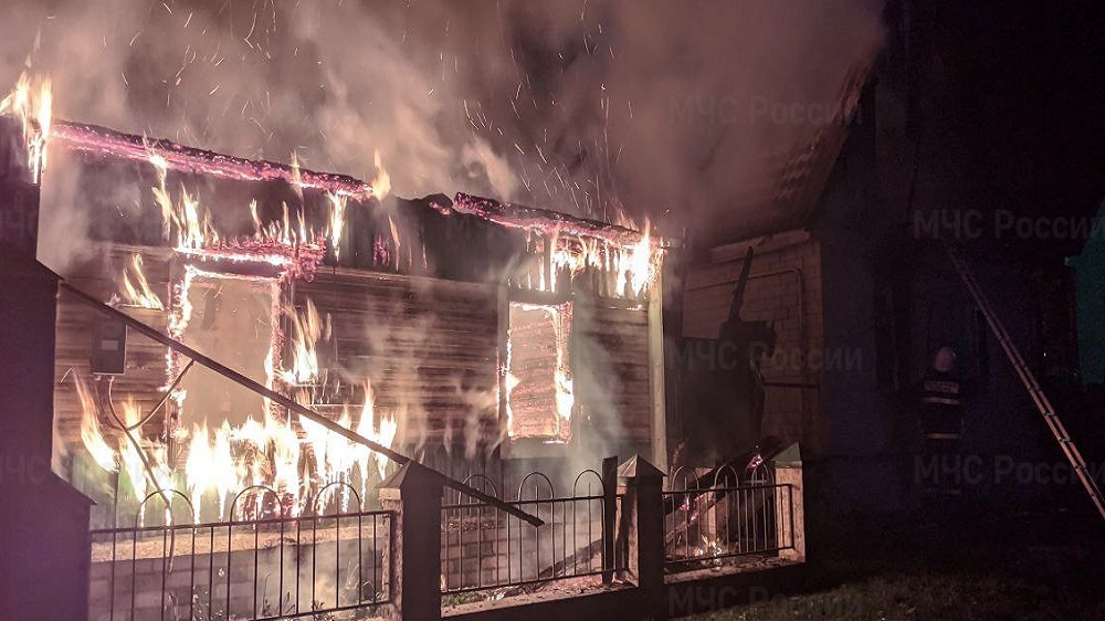 Под Карачевом в деревне Слобода ночной пожар уничтожил два жилых дома